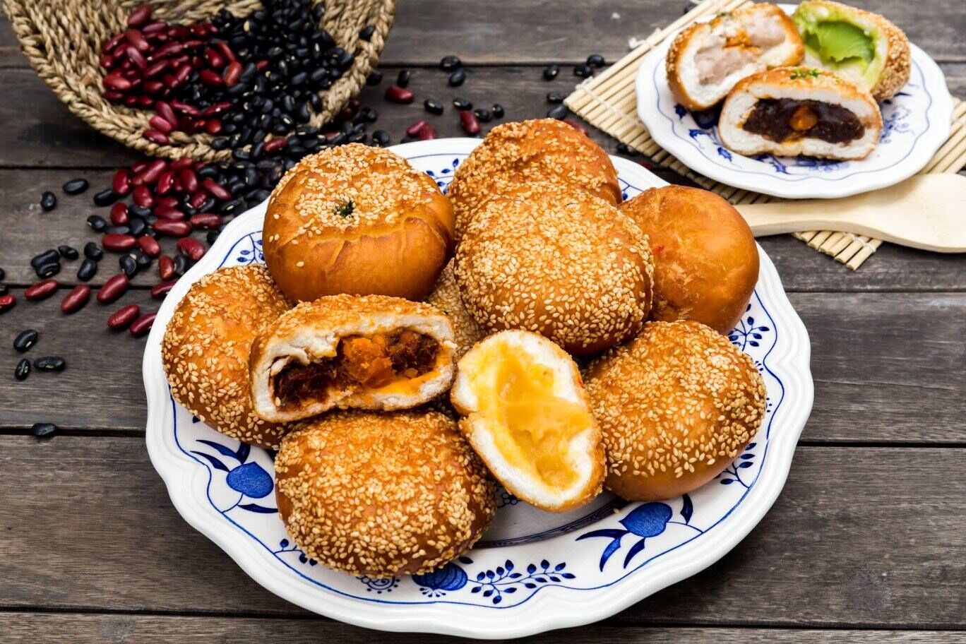 Deep fried buns with stuffing