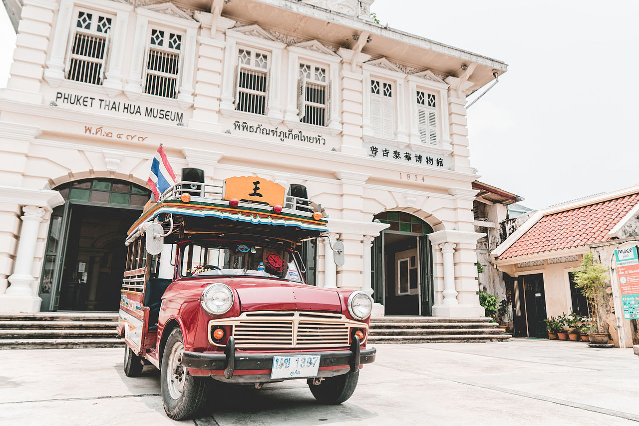 Tha Hua Museum with car outside
