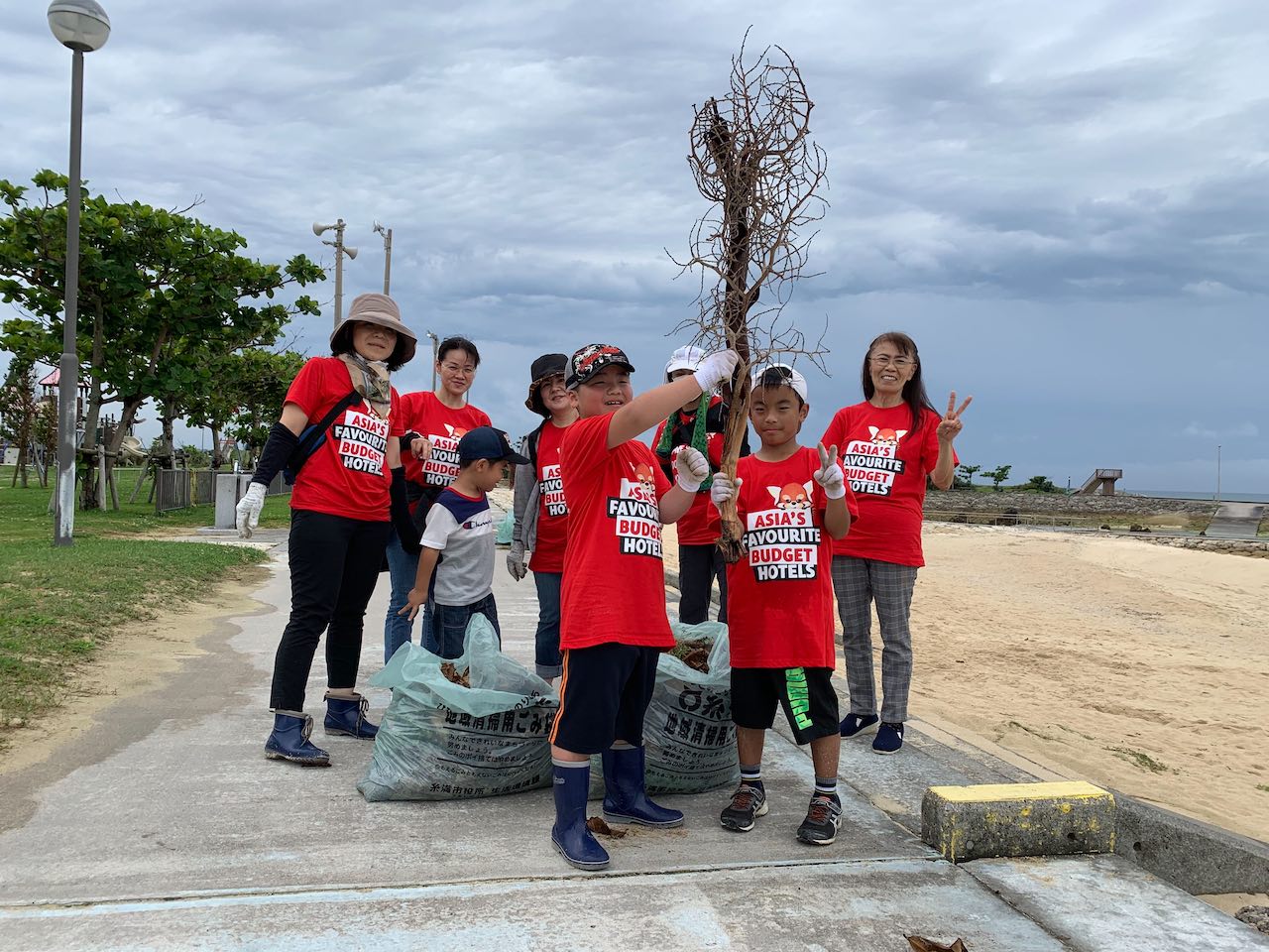 Beach clean-up with volunteers